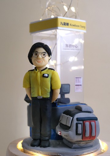 榮休記念小禮品,內有LED燈效,可客製名字.提供相片客製人物造型