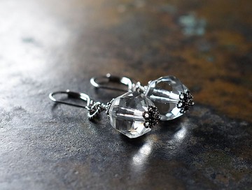 精緻切割的透明復古捷克琉璃單珠耳環