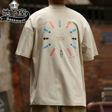 地下室B1-美式復古衝浪板印花短T 寬鬆 落肩 短袖T恤 情侶 下擺開衩 大尺碼5XL【NL626195】