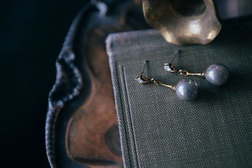 COR-DATE / 方形小鑽垂吊灰珍珠耳環