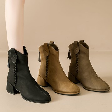 【現貨出清】粗跟靴．顯瘦V口麻花編織後拉鍊高跟圓頭短靴．白鳥麗子