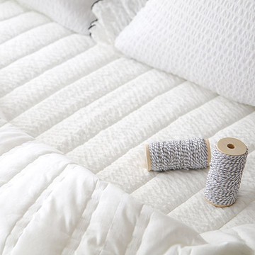 莫代爾泡泡紗夏季防滑鋪棉床墊  白色  LK (195 x 220 公分)