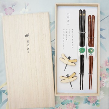 Yoyo Maki 設計的 Hyosaemon 筷子和筷架套裝是一份禮物，包括 2 雙筷子和 2 個筷架，裝在泡桐木盒中。