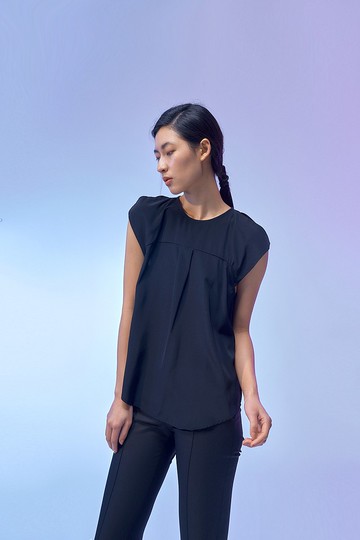 黑色削肩無袖上衣
