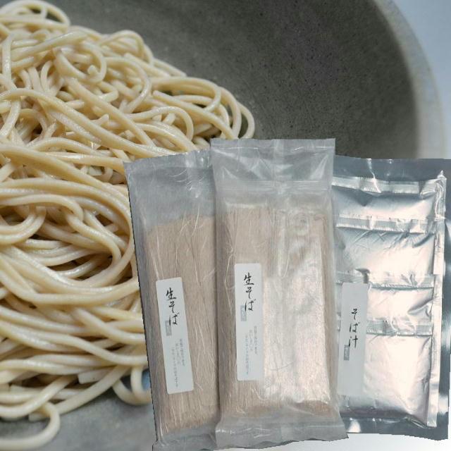 半生そば2本セット　そば（110g×2）×2そば汁（80cc×4）×1 地粉戸隠産そば粉、国内産小麦粉、瑞々しい味わいは生ならでは。常温で保存できます。