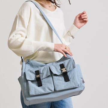 日本 LIZDAYS - 輕量簡約防潑水大容量側背包-可放A4-淺藍