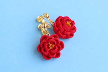 柔嫩椿花耳夾 紅色 椿花 耳夾 日式 和服 浴衣 和風 圓形玫瑰 玫瑰 搖曳 飄動