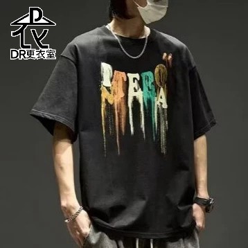 DR更衣室-短t恤 美式字母彩色設計感短袖T恤 男生衣服 圓領 寬鬆 情侶 五分袖 大尺碼5XL【NL625173】