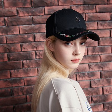 漸變彩線彎簷長帶帽