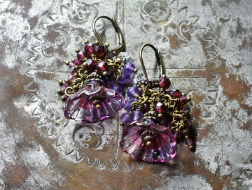 手工花朵與飽滿的石榴石、紫水晶、水晶耳環