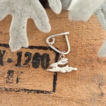 925純銀手製別針  跳躍的兔子  療癒系胸針