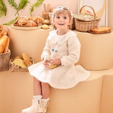 雅緻熊甜美雕花領毛圈針織洋裝