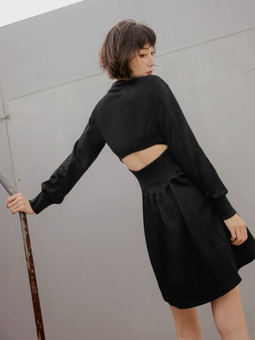 純色圓領微性感收腰露背長袖A字洋裝