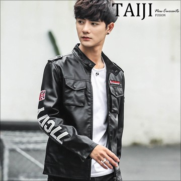 大尺碼皮衣外套‧袖臂印花質感刺繡貼章鈕扣掀蓋口袋黑色皮衣夾克外套‧一色‧加大尺碼【NTJBQD2607】-TAIJI