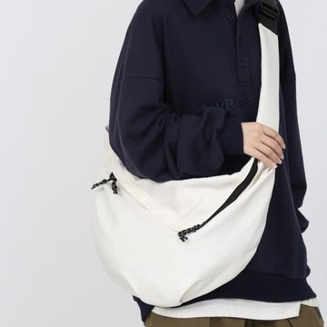 日系斜挎包男士潮牌簡約純色大容量餃子包休閑背包學生單肩包書包