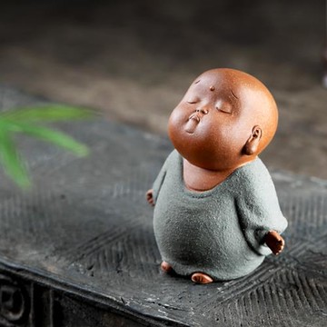 高檔宜興原礦紫砂手工創意茶道擺件茶寵降坡泥沉思小和尚茶室擺設