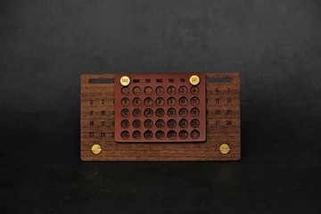 UNIC經典胡桃木萬年曆 / 黃銅皮革桌曆 / 原木擴香座【可客製化】