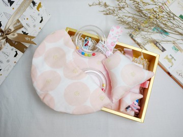 彌月禮盒:::八層紗口水巾 安撫巾 手搖鈴 六層紗手帕│粉紅夏日