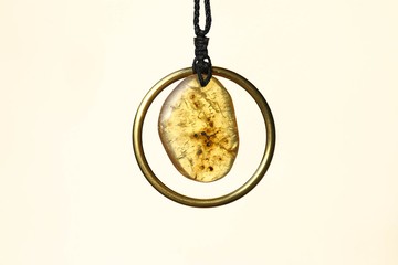 【琥珀系列】緬甸金珀搭金屬 藝廊墜飾 5 (請閱讀置頂描述)