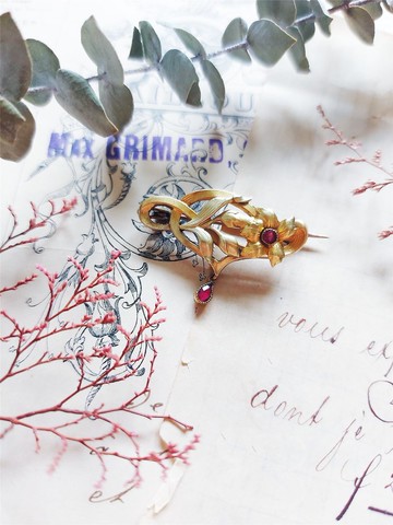 現貨在台-法國厚鍍金古董花葉紅寶石垂墜胸針【法國古董首飾】