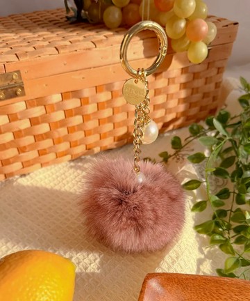 【KINAZ】鑽圈珍珠墜飾狐毛球圓牌彈簧金圈吊飾-珊瑚-小美好系列(BC96493-09)