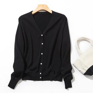 獨家自信之作，一年四季皆可穿著！純棉 V 領長袖針織外套 系列 黑色 220902-10