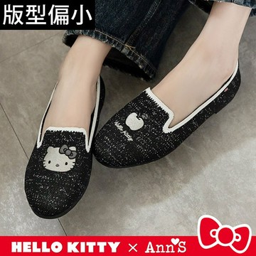 Ann’S X Sanrio三麗鷗 HELLO KITTY 聯名 不對稱蘋果刺繡 寬腳友善飛織平底鞋-星光黑 (版型偏小