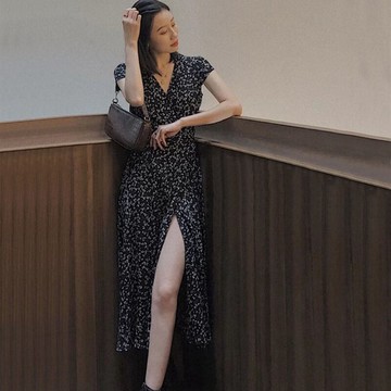 時尚V領收腰顯瘦碎花連衣裙2022夏季性感復古港風開叉設計感長裙