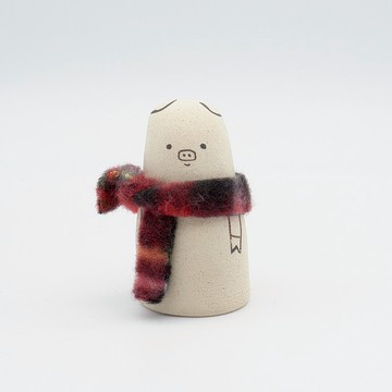 帶圍巾的手工瓷娃娃小豬