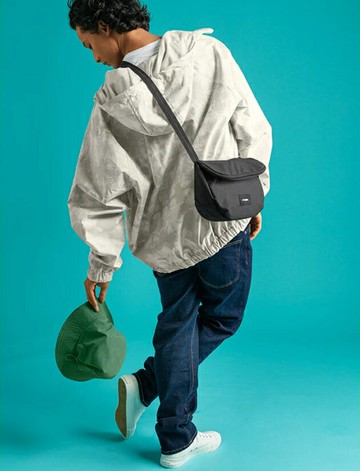 .｜享趣戶外｜ 澳洲《Pacsafe》Go 隨行防盜可擴充斜背包 4.5L 黑色 35140130