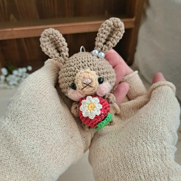 棕色兔子編織鑰匙圈抱著紅草莓手作吊飾