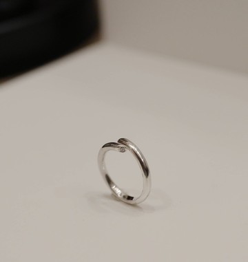 【鑽戒訂製】半弧形水滴開口戒。天然鑽石。925銀