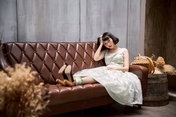 馬克造訪唐頓莊園 府綢外壓羽毛蕾絲無袖澎澎裙洋裝