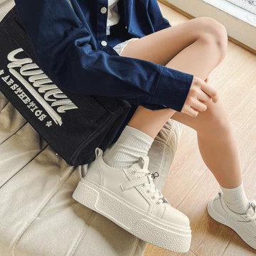叁貓叔 鎖扣厚底小白鞋女2024新款真皮百搭增高小眾休閑板鞋ins潮