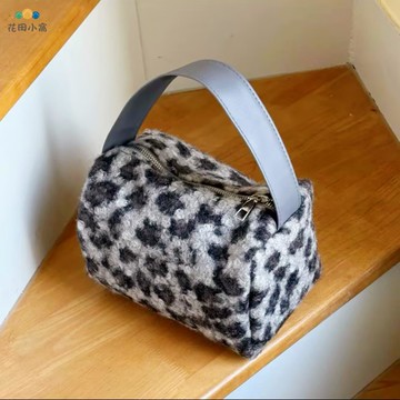 秋冬新款毛絨大容量 化妝包 便攜外出收納洗漱包 手拎高顏值手提包 女[PP0513021]