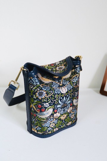 【福袋】日本進口西陣織布料 莫裡斯草莓小偷真皮手提包