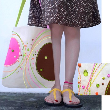 手工刺繡托特包，14盎司帆布材質，設計別緻獨特，尺寸14x12英吋。