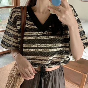 La BellezaV領黑色滾邊橫紋鏤空洞洞針織下擺抽繩上衣