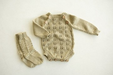 手工針織嬰兒連身衣與襪子套組 – 米色新生兒服飾 – 柔軟棉質嬰兒