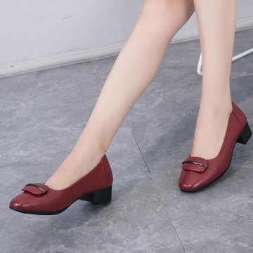 春秋女鞋2025媽媽單鞋真皮軟底韓版中跟中老年皮鞋黑OL中年工作鞋