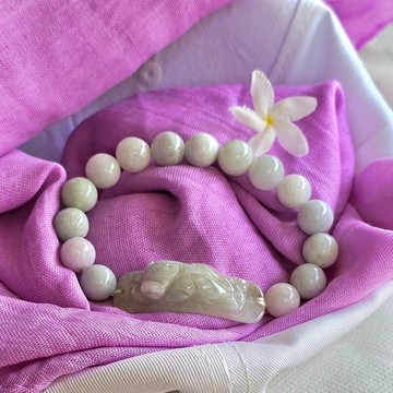 手工雕刻的緬甸玉趴臥貔貅手鍊，搭配 9.4 公釐的圓形玉珠。