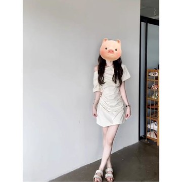法式米白色斜肩收腰褶皺連衣裙女夏季辣妹露肩短袖不規則顯瘦短裙