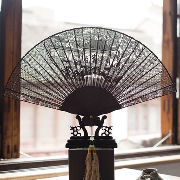 公司貨免運 檀木扇 老閶門蘇州檀香扇鏤空檀木扇日式風扇子折扇復古風工藝禮品扇黑色 最低價 快速出貨