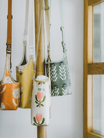 手提保溫保護套 水杯保護套戶外便攜斜跨可背兒童水壺袋子通用 廚房小物 杯袋 水壺袋