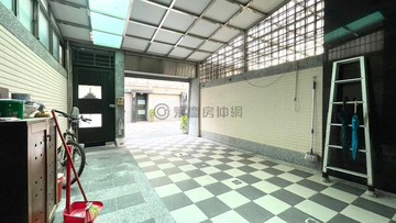 農十六｜車庫型透天｜衛浴開窗｜坐北朝南｜高雄市鼓山區裕誠路