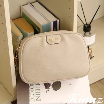 KINAZ 雙層拉鍊幾何五金LOGO斜背包-淡杏輕拍-雙序曲系列