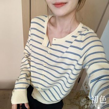 初色 簡約風輕柔條紋修身圓領長袖針織衫上衣女上衣-杏色藍條-16055(F可選)