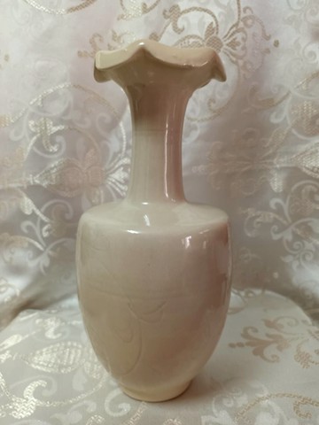 北宋易定灰白釉葵口瓶