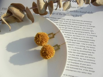 *coucoubird*芥黃毛球復古耳環