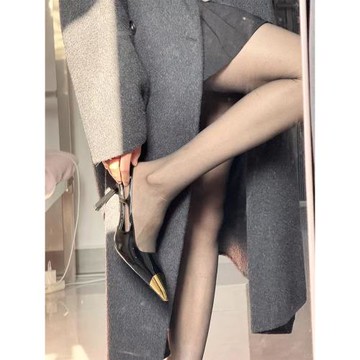 小方金屬鐵頭高跟鞋女2025夏季新款楊樹林黑色漆皮一字帶包頭涼鞋